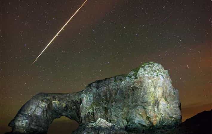 Stunning image of fireball at Great Pollet Arch in Donegal